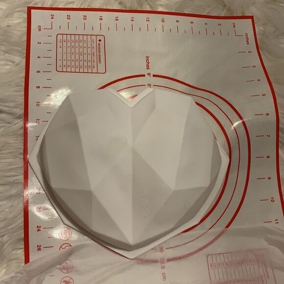 Silicone breakable heart mold set includes cookie sheet - Picture 4 of 7